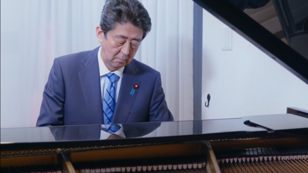 A rare occasion of Shinzo playing the piano