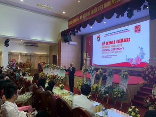 Giám đốc VLAB Innovation Nguyễn Song Nam phát biểu trong Lễ Khai giảng trường THPT Chuyên KHXHNV