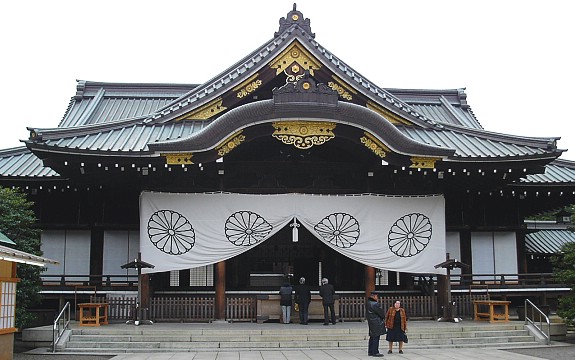 Japan PM makes offering to Yasukuni Shrine, angers China, South Korea
