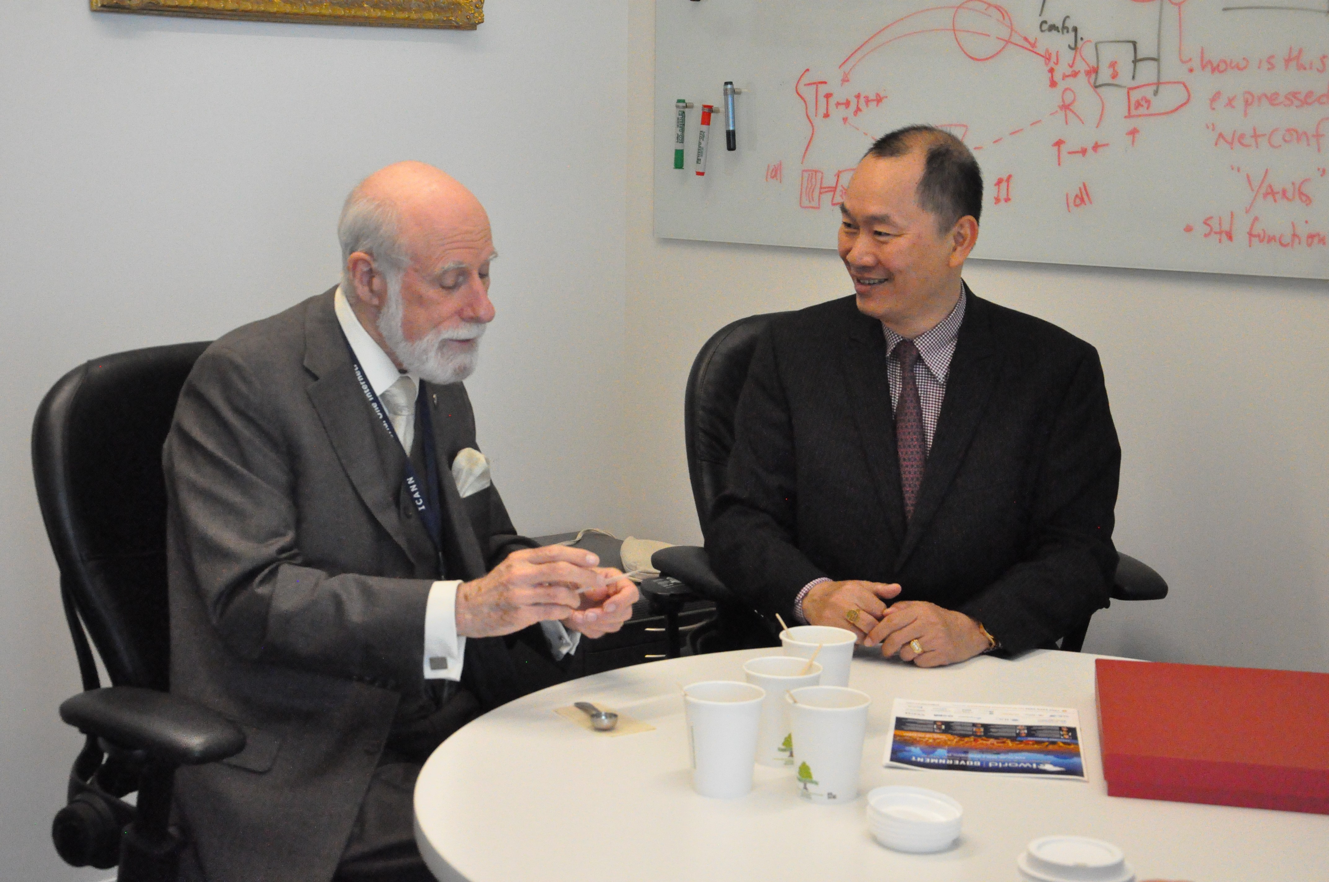 Wonderful meeting between the father of Internet, Vint Cerf, and Nguyen Anh Tuan