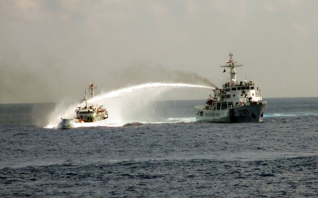 Chinese ship fire water cannon against VNese coast guard ship