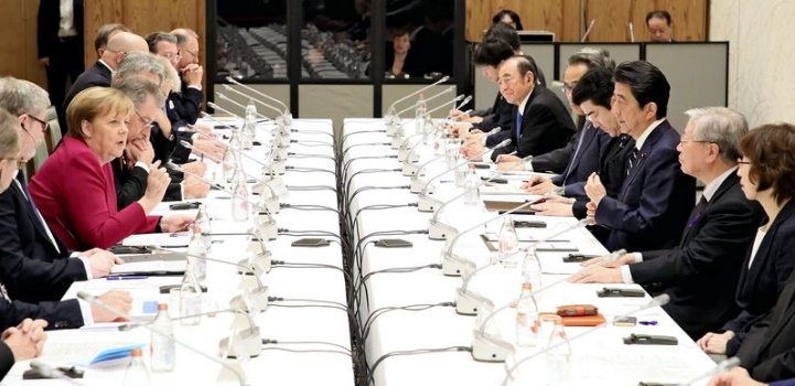 Commitment to economic and security cooperation between Abe and Merkel