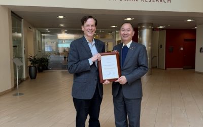 Nguyen Anh Tuan Presents Plaque of Honor to Professor Robert Desimone at MIT