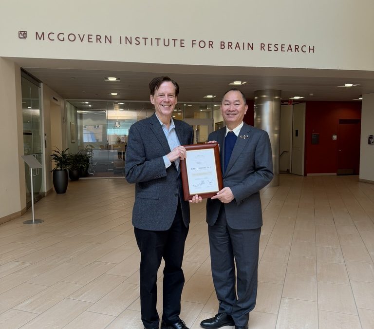 Nguyen Anh Tuan Presents Plaque of Honor to Professor Robert Desimone at MIT