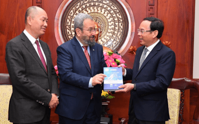 Nguyen Anh Tuan and PM Barak presents “Remaking the World – Toward an Age of Global Enlightenment” to leaders of Vietnam