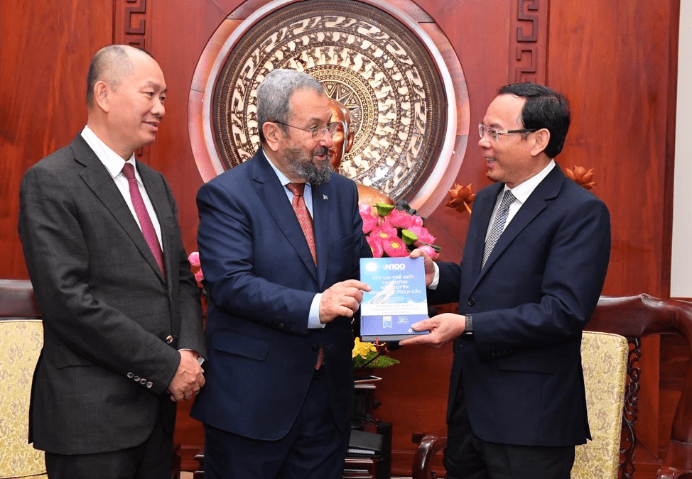 Nguyen Anh Tuan and PM Barak presents “Remaking the World – Toward an Age of Global Enlightenment” to leaders of Vietnam