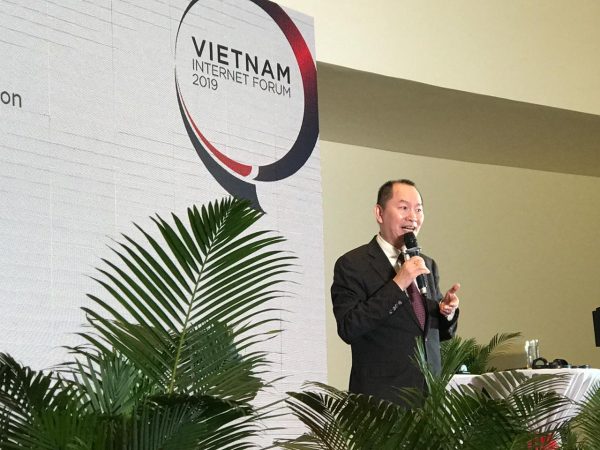 Mr. Nguyen Anh Tuan speaks at the Vietnam Internet Forum