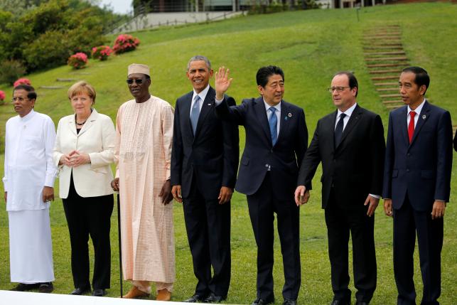 (From L-R) Sri Lanka's President Maithripala Sirisena, German Chancellor Angela Merkel, Chad President Idriss Deby Itno, U.S. President Barack Obama, Japan's Prime Minister Shinzo Abe, French President Francois Hollande and President of Indonesia Joko Widodo attend a family picture along with other world leaders during the final day of the Group of Seven (G7) summit meetings in Ise Shima, Japan May 27, 2016. REUTERS/Carlos Barria