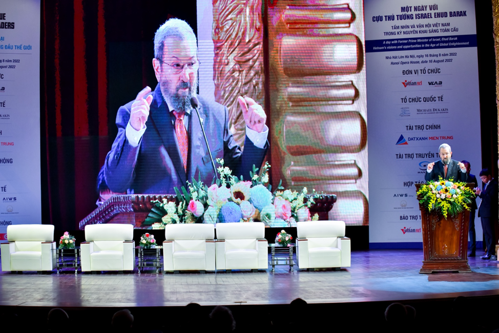 PM Ehud Barak and Mr. Nguyen Anh Tuan discuss “Remaking the World – Toward an age of Global Enlightenment” at the Hanoi Opera House