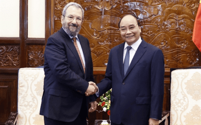 President of Vietnam Nguyen Xuan Phuc welcomes and discusses with Former Prime Minister of Israel Ehud Barak