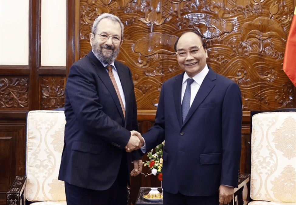 President of Vietnam Nguyen Xuan Phuc welcomes and discusses with Former Prime Minister of Israel Ehud Barak