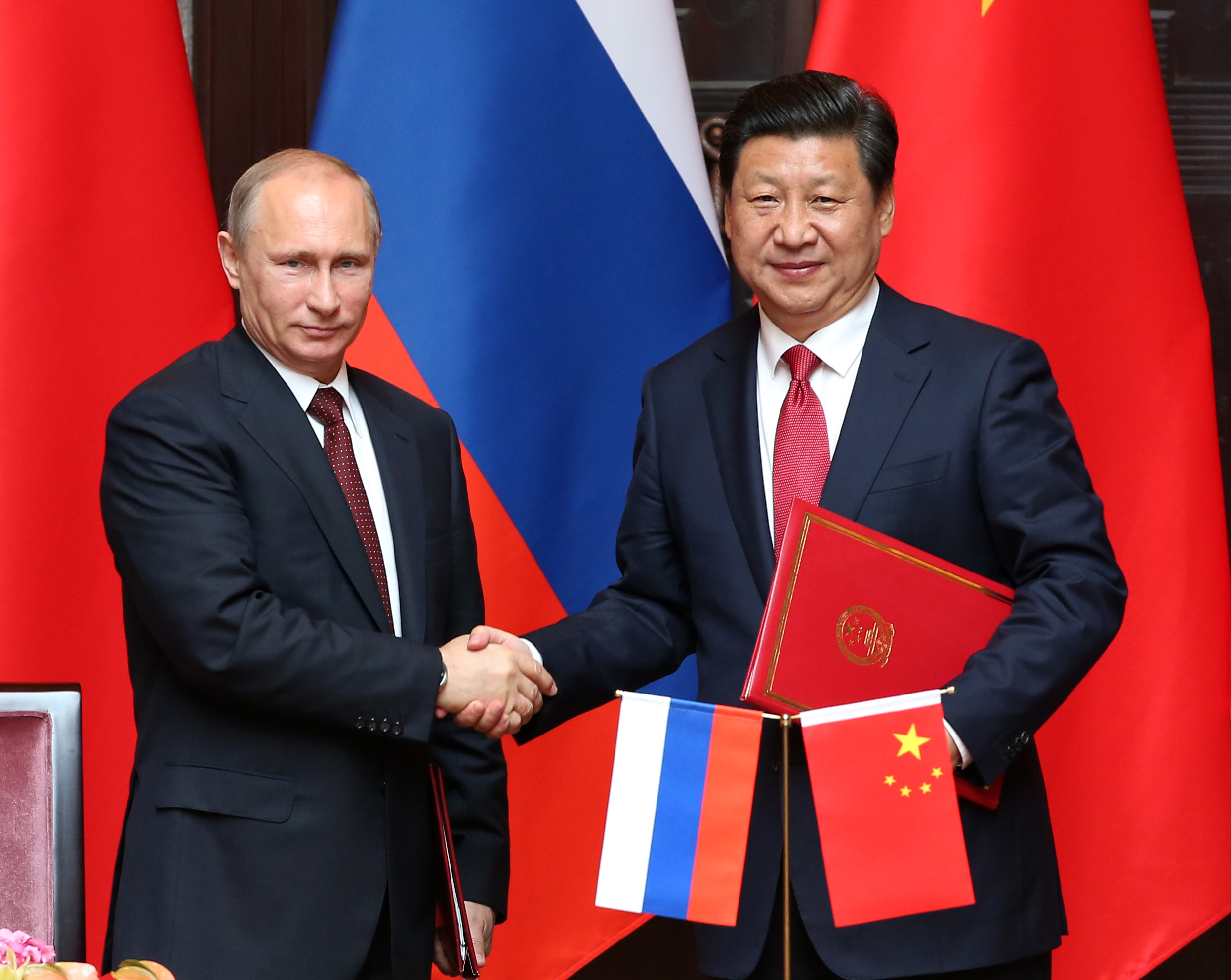 (140520) -- SHANGHAI, May 20, 2014 (Xinhua) -- Chinese President Xi Jinping (R) and Russian President Vladimir Putin sign a joint statement aimed at expanding cooperation in all fields and coordinating diplomatic efforts to cement the China-Russia all-round strategic partnership of cooperation after their talks in Shanghai, east China, May 20, 2014. (Xinhua/Pang Xinglei) (mp)